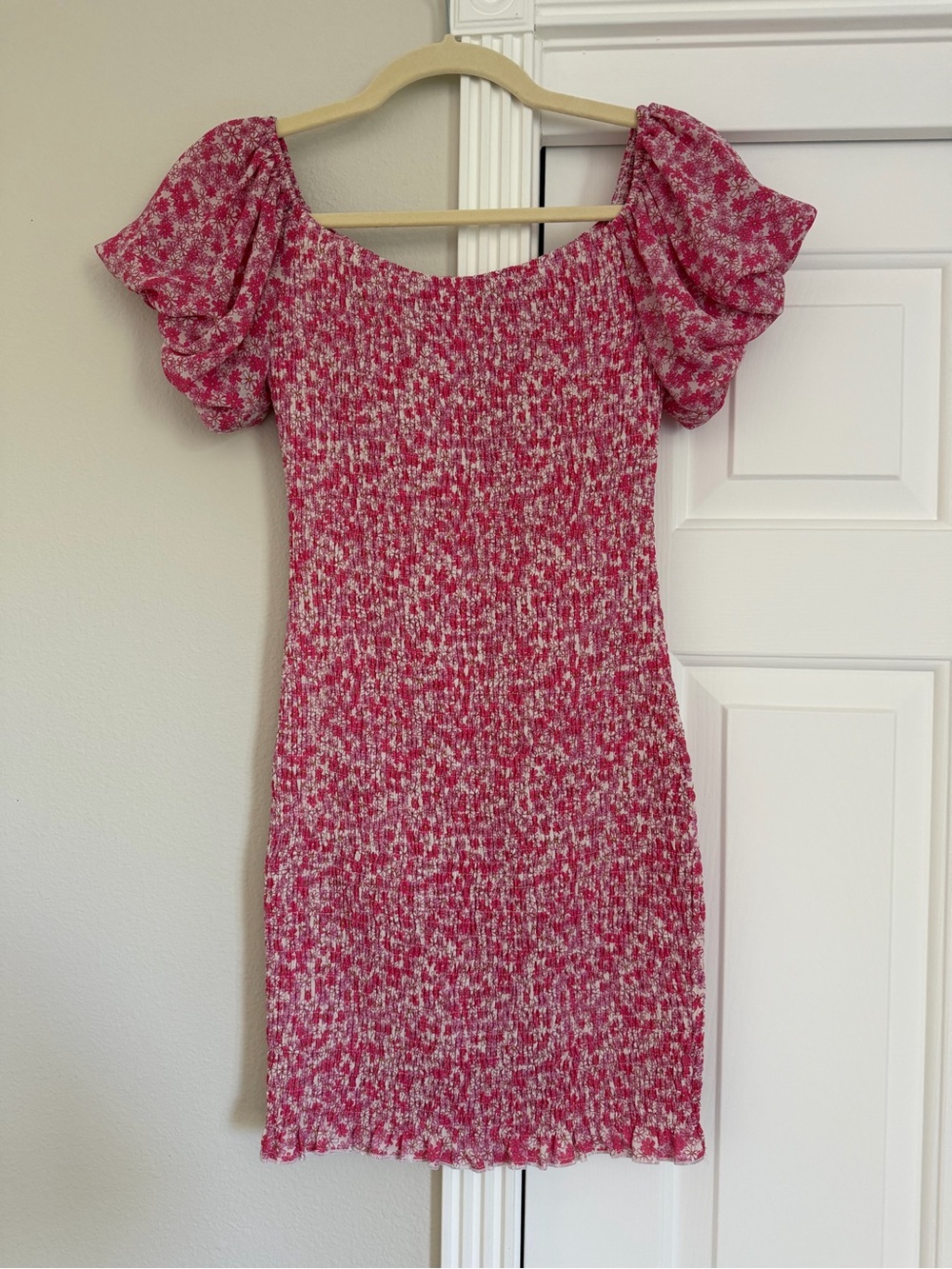 Women’s Pink Puff-Sleeve Knit Dress